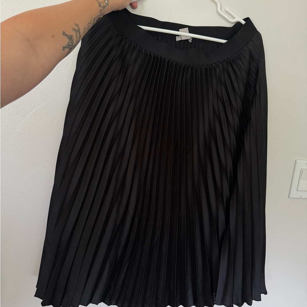 H&M Black A-Line Pleated Skirt